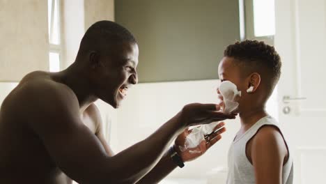 Video-Von-Glücklichem-Afroamerikanischem-Vater-Und-Sohn,-Die-Rasierschaum-Auftragen