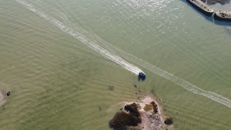un aerodeslizador en el río medway en una tarde soleada en invierno