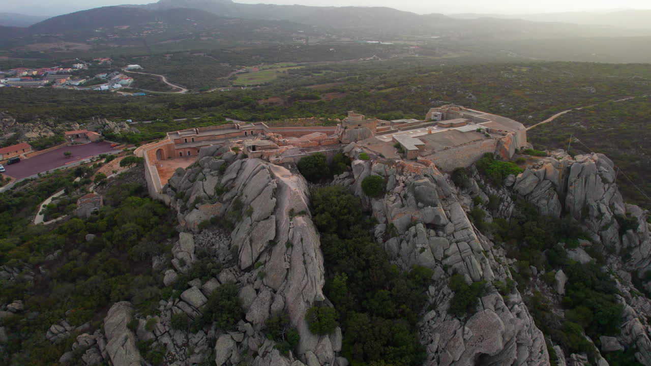 la fortezza di monte altura, cerdeña: vista aérea a mitad de órbita y durante la puesta de sol sobre esta hermosa fortaleza en la isla de cerdeña