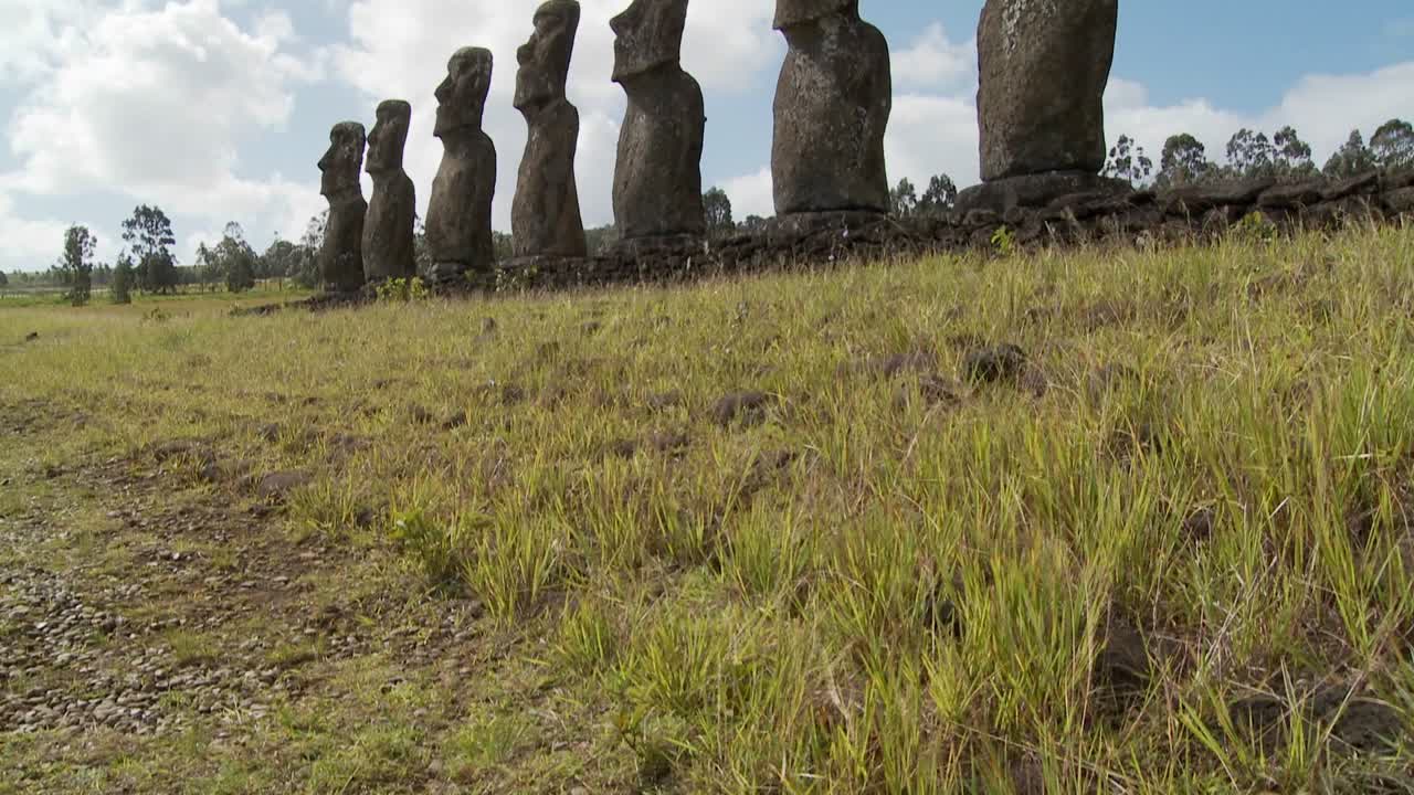 inclínate hacia las misteriosas y maravillosas estatuas de la isla de pascua