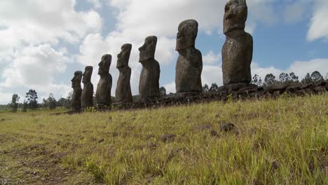 inclínate hacia las misteriosas y maravillosas estatuas de la isla de pascua