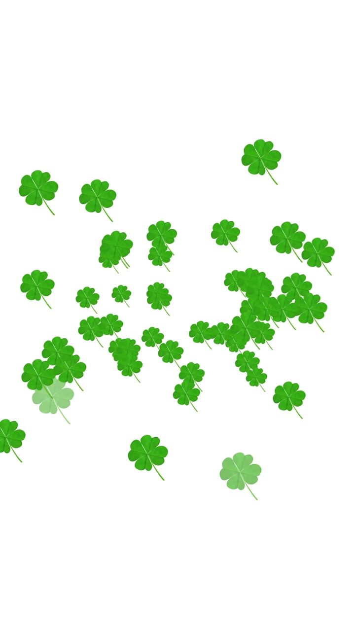 Molteplici foglie di trifoglio fluttuanti e scie di luce verde su sfondo bianco