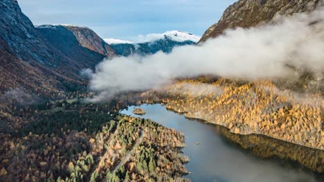 Wolken-über-Das-Litlevatnet-Jagen.-Norwegen