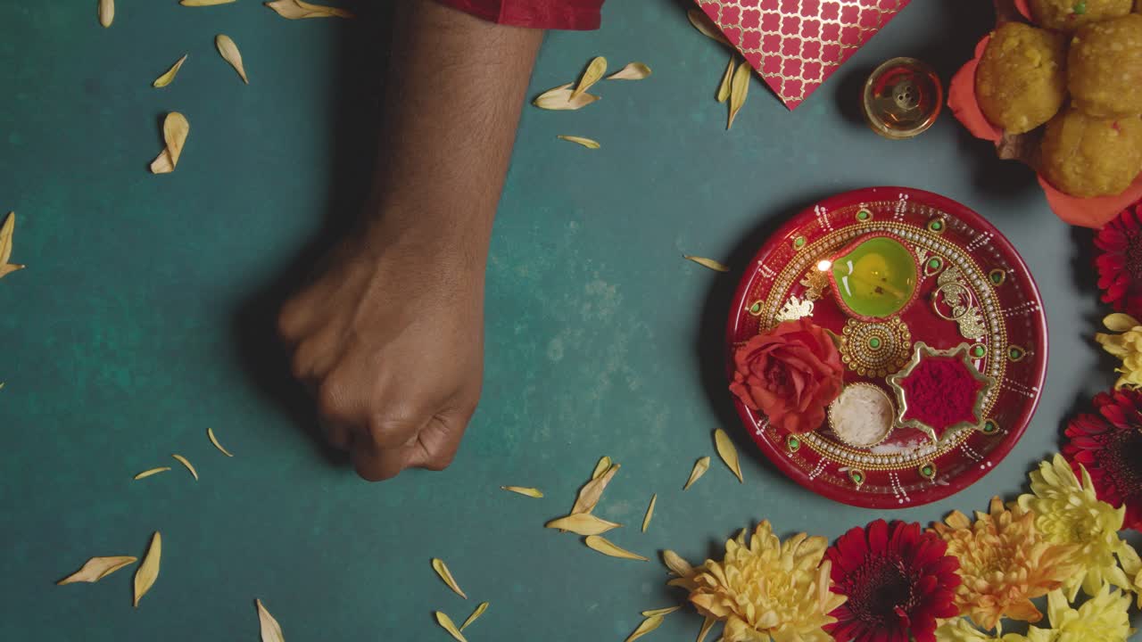 la hermana ata el rakhi en el hermano, de arriba hacia abajo en cámara lenta.