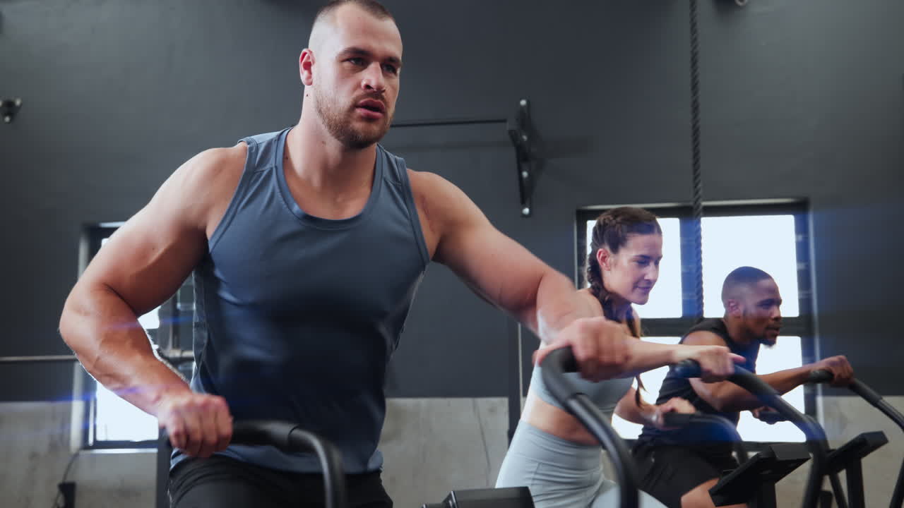 정지 자전거를 타고 그룹 운동 수업