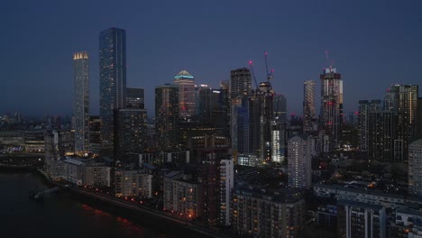 Antena-Sobre-El-Río-Támesis-De-Edificios-Iluminados-De-Canary-Wharf-En-El-Crepúsculo