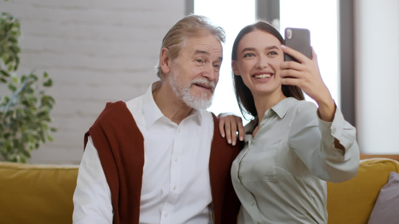 할아버지, 할머니와 손자가 스마트폰을 사용합니다.