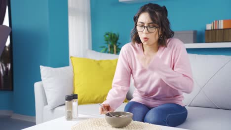 mujer joven y nauseabunda.