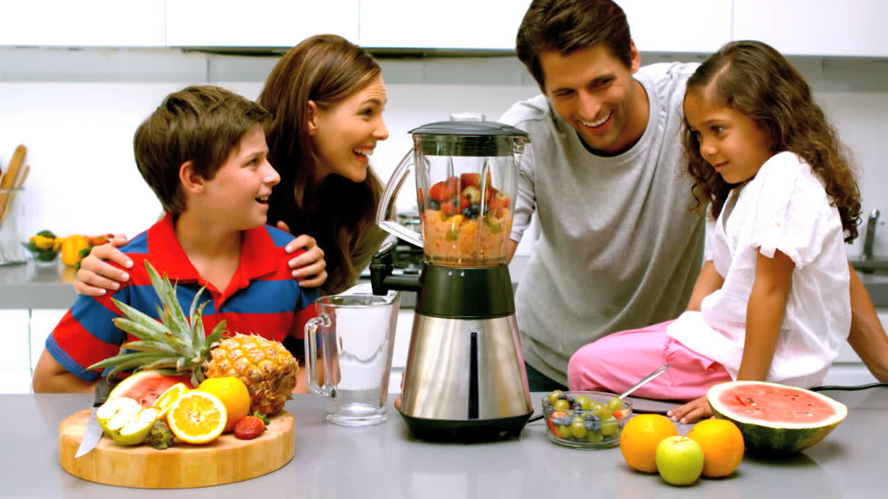 Famiglia che usa un frullatore insieme