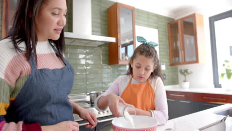 Glückliche-Biracial-Mutter-Und-Tochter-Bereiten-Teig-Vor-Und-Lächeln-In-Sonniger-Küche