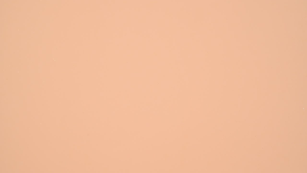 las ramas de fuego aparecen en la parte superior del tema naranja pastel.