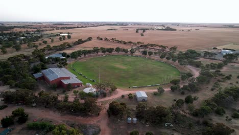 Deportes-Regionales-Oval-Pequeño-Pueblo-Mar-Lago-Aéreo,-Victoria-Australia