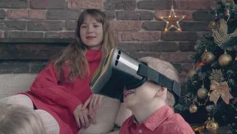 Un-Niño-Con-Modernas-Gafas-De-Realidad-Virtual-En-La-Cabeza-Habla