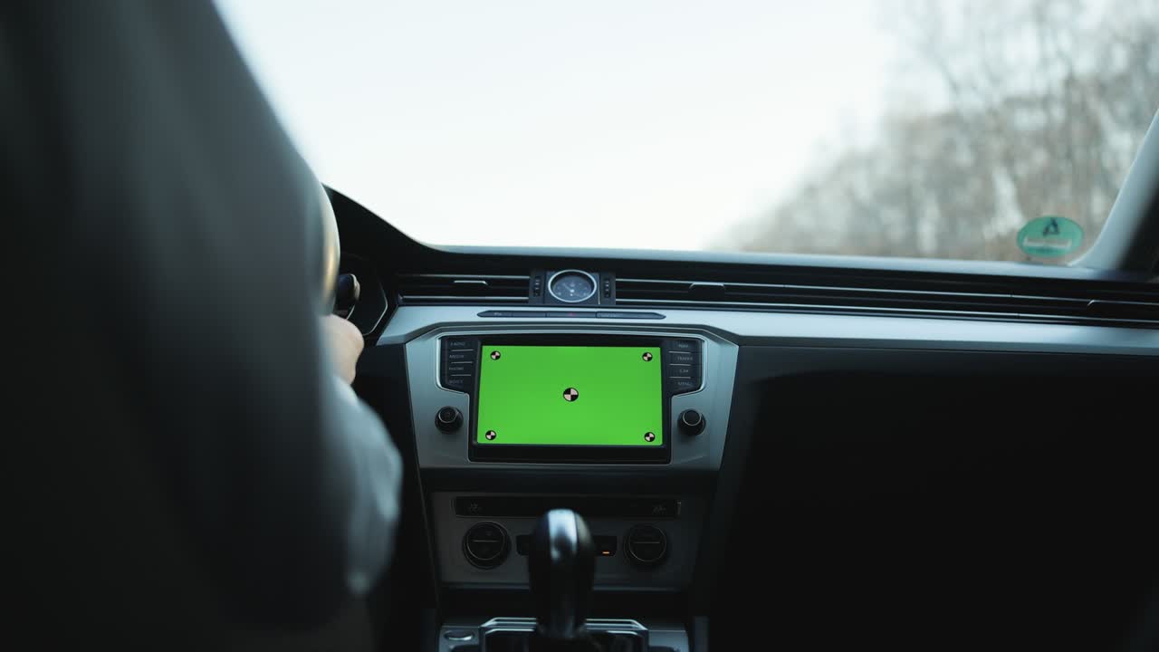 차 안쪽을 보기: 운전하는 젊은이, 녹색 화면 모형 디스플레이에서 네비게이션 앱을 사용, 네비게션 온라인 앱, 비즈니스 사람들, 라이프 스타일, 익스프레스 드라이브웨이 여행, 도로 교통