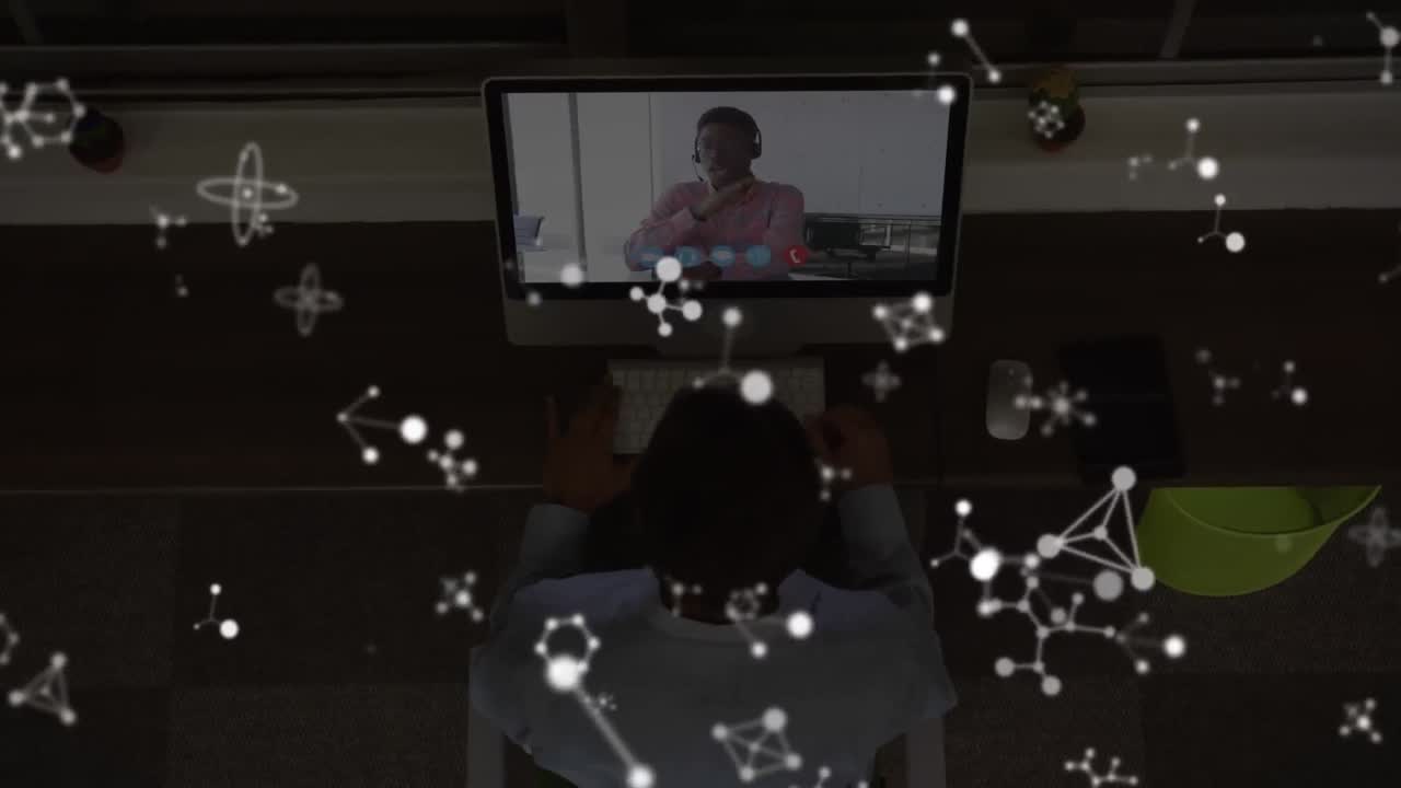 아프리카계 미국인 사업가가 동료와 노트북 비디오 통화를 하고 있는 모양의 애니메이션