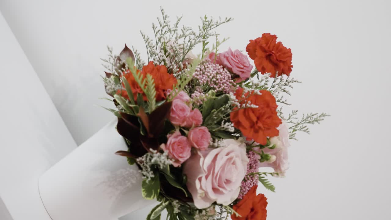 girando alrededor de un arreglo mientras empuja hacia él