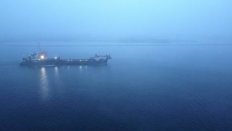 Vista-De-Drones-Del-Barco-De-Contenedores-De-Carga-Navega-En-La-Niebla-Del-Mar