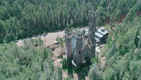 vista de drones de un edificio estilo castillo en medio del bosque en colorado
