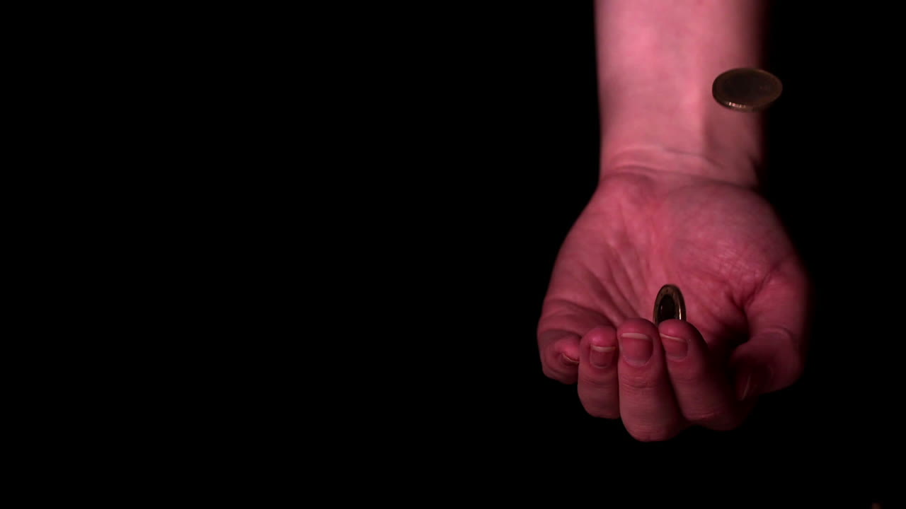 dinero cayendo en manos en fondo negro