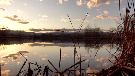 Reflexion-Von-Sonnenuntergang-Und-Wolken-über-Der-Seeoberfläche