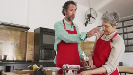 cocineros divirtiéndose mientras cocinan