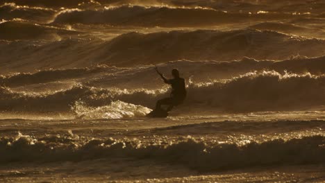 nei raggi del sole che tramonta, il kitesurfista gode della libertà e dell'eccitazione del kiteboarding, sentendo una scarica di adrenalina con ogni movimento