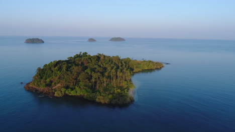 vista aérea de una serena isla tropical