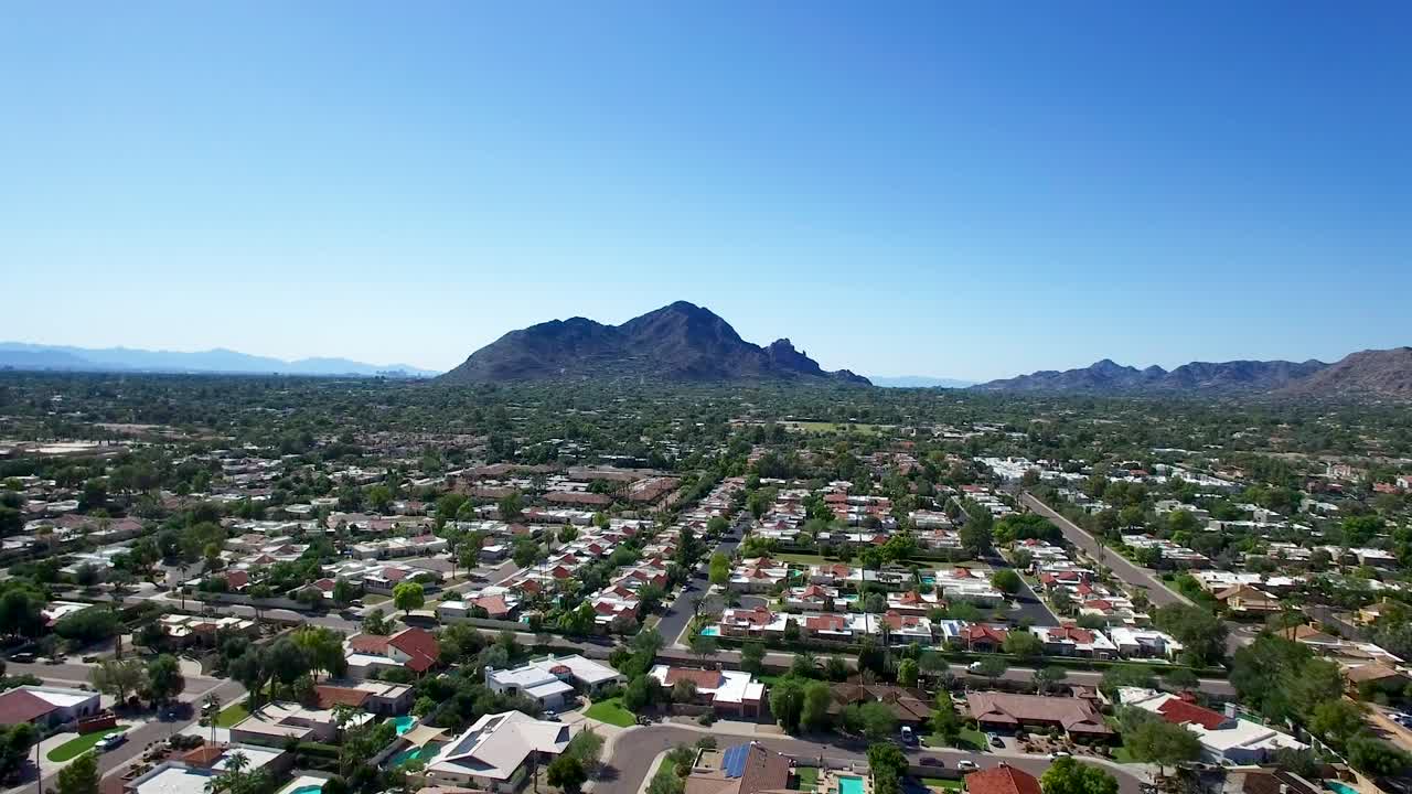 imágenes de drones se retiran de camelback mountain scottsdale arizona