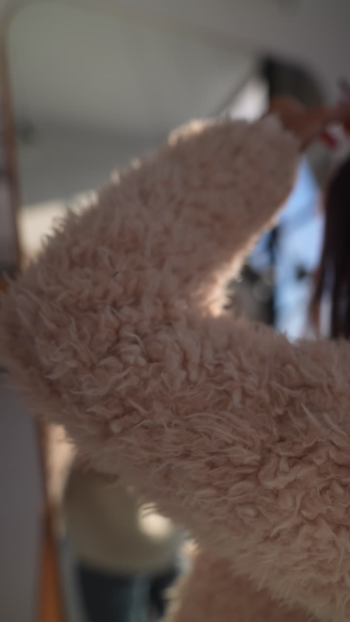 거울 앞 에서 머리 를 스타일링 하는 여자