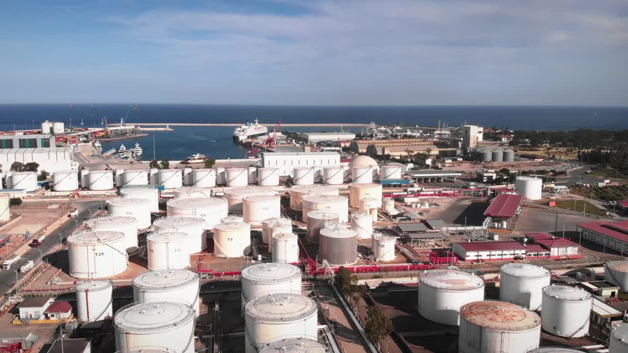 planta de refinación de combustible con tanques de gas de petróleo licuado en antalya, turquía. tanques de combustible esféricos blancos en la planta de refinería. enormes tanques de gasolina en el complejo industrial
