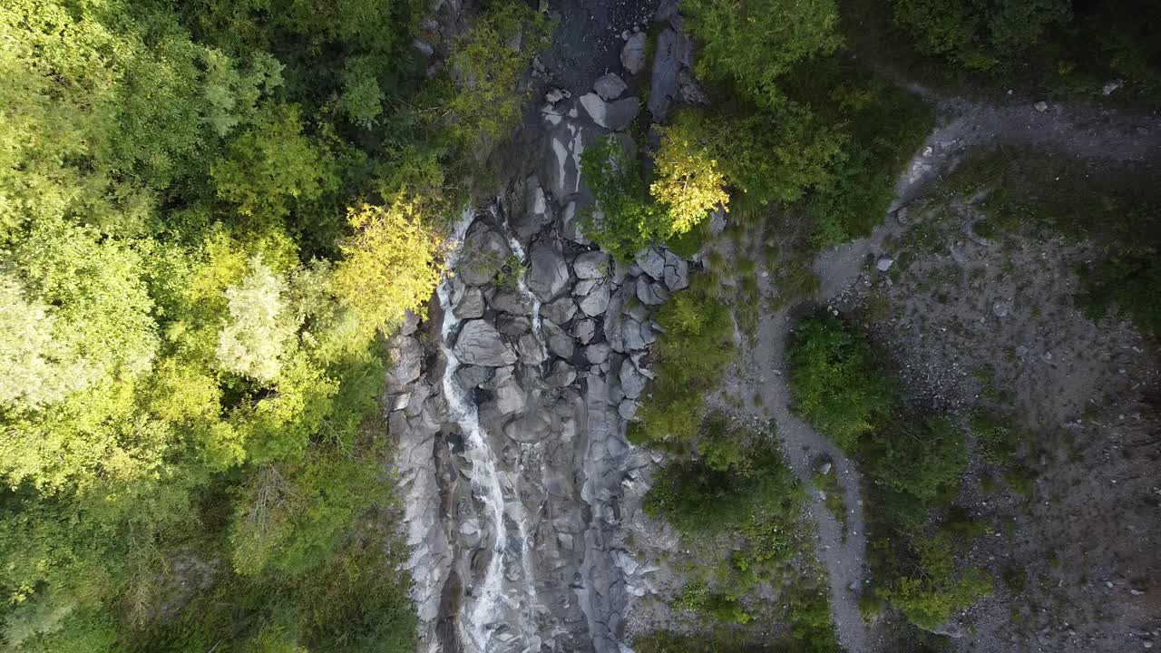 enfoque aéreo de un pequeño río en los alpes franceses