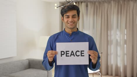 Fröhlicher-Indischer-Junge-Mit-Friedensbanner