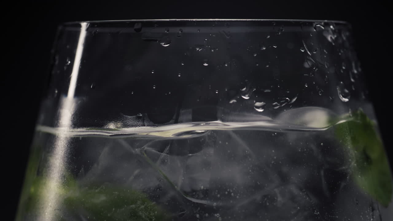 limón cae hielo menta espumoso cóctel de primer plano. concepto de bebidas de verano