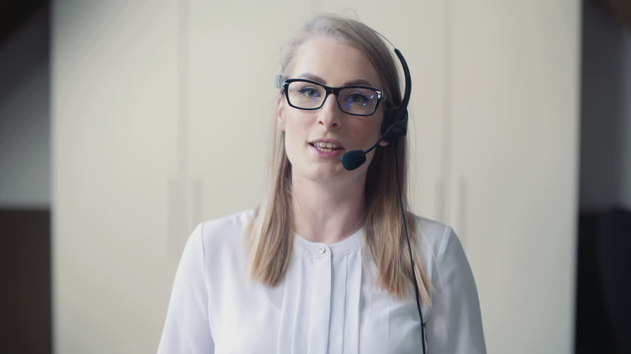 una mujer sonriente del centro de llamadas hablando con un cliente.
