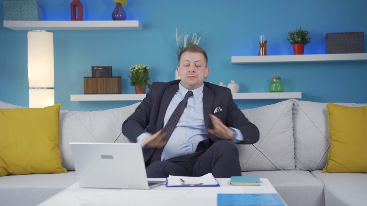 홈 오피스 근로자 남자는 피곤하고 졸리고 있습니다.