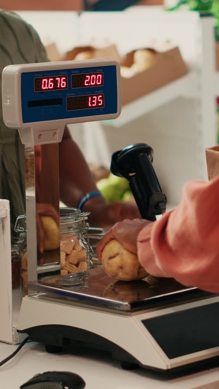 Vídeo vertical de cliente afro-americano se preparando para comprar produtos orgânicos