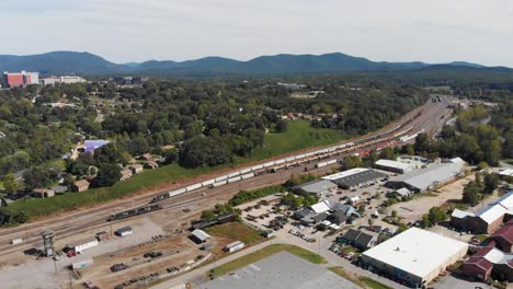 Video-Aéreo-De-Drones-De-4k-Del-Río-Ancho-Francés-Y-El-Patio-De-Trenes-Del-Sur-De-Norfolk-En-Asheville,-Nc