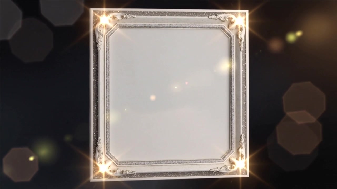 Moldura ornamentada aparecendo e girando em um estúdio escuro, mostrando um centro em branco para exibição e brilhos nos cantos.