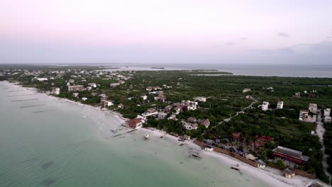 tiro de inclinación de drone de vivienda en la playa