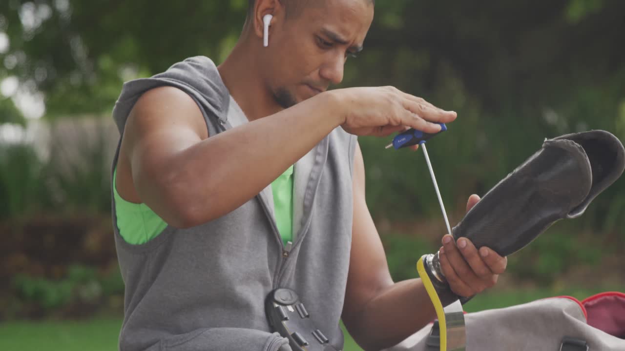vista lateral hombre reajustando su pierna protésica