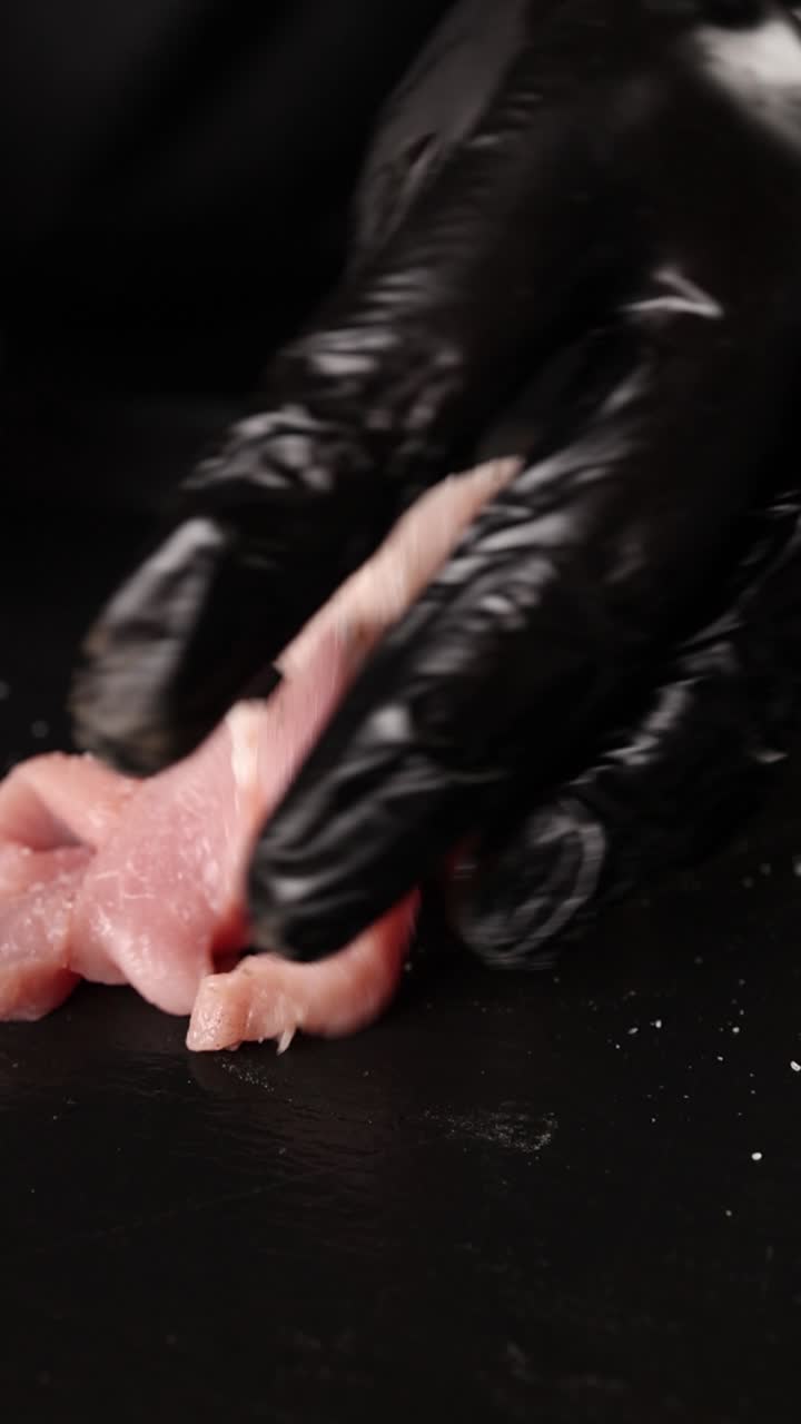 원시 돼지고기 텐더로인을 준비하는 것