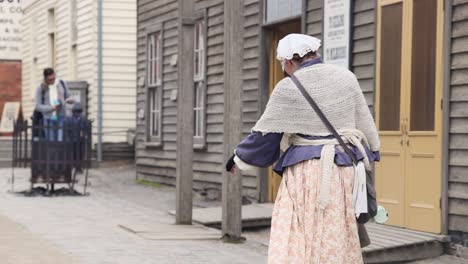 una mujer paseando por edificios históricos en ballarat.