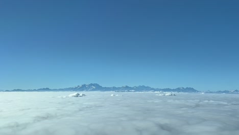 Impresionante-Vista-Aérea-Desde-La-Cabina-De-Un-Jet-Partió-Del-Aeropuerto-De-Milano-Volando-Hacia-El-Norte-Para-Cruzar-Las-Montañas-De-Los-Alpes-Italianos-Franceses-Una-Vez-Cruzó-Las-Nubes-Durante-La-Escalada