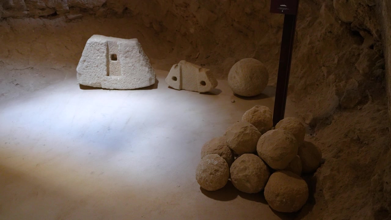 Sfere di Pietra Sferiche per Munizioni Medievali Utilizzate per Armi d'Assedio all'Interno del Castello di Shobak in Giordania. Primo Piano.