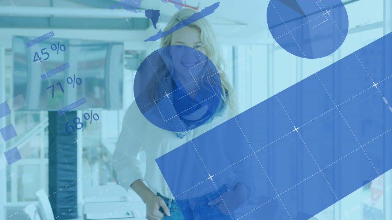 анимация обработки финансовых данных над кавказской деловой женщиной в офисе