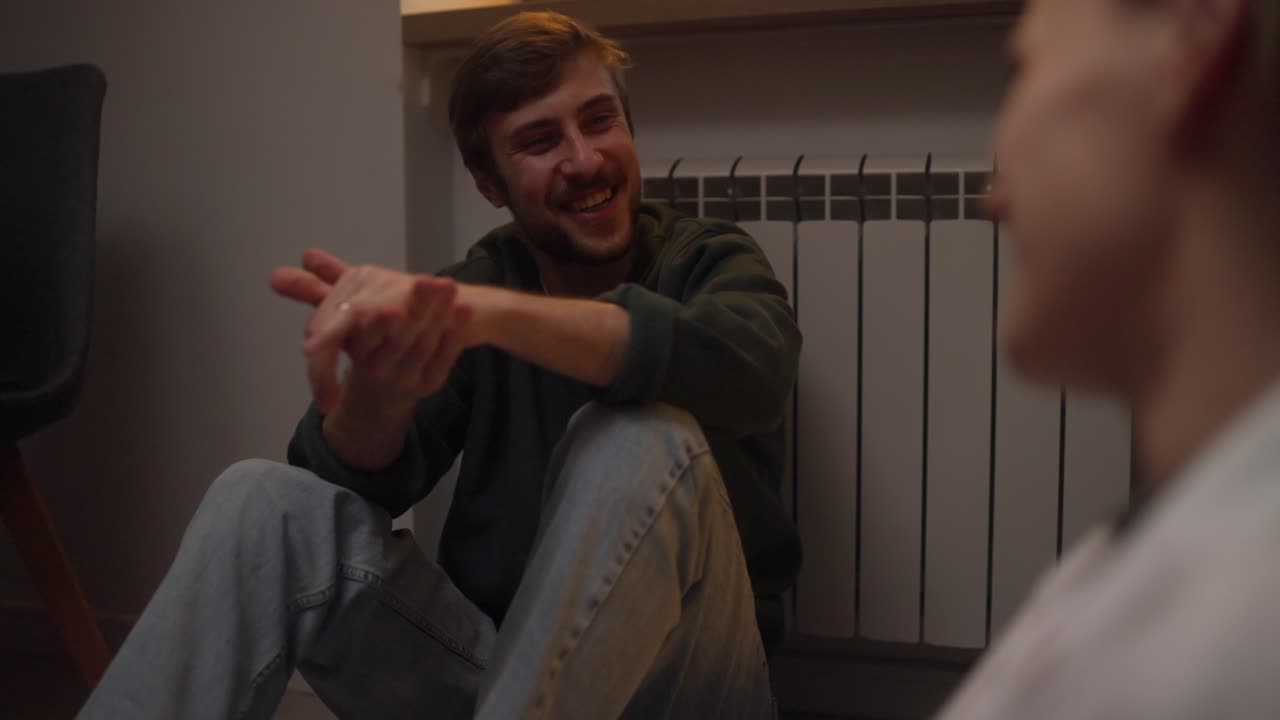 una pareja sentada y hablando.