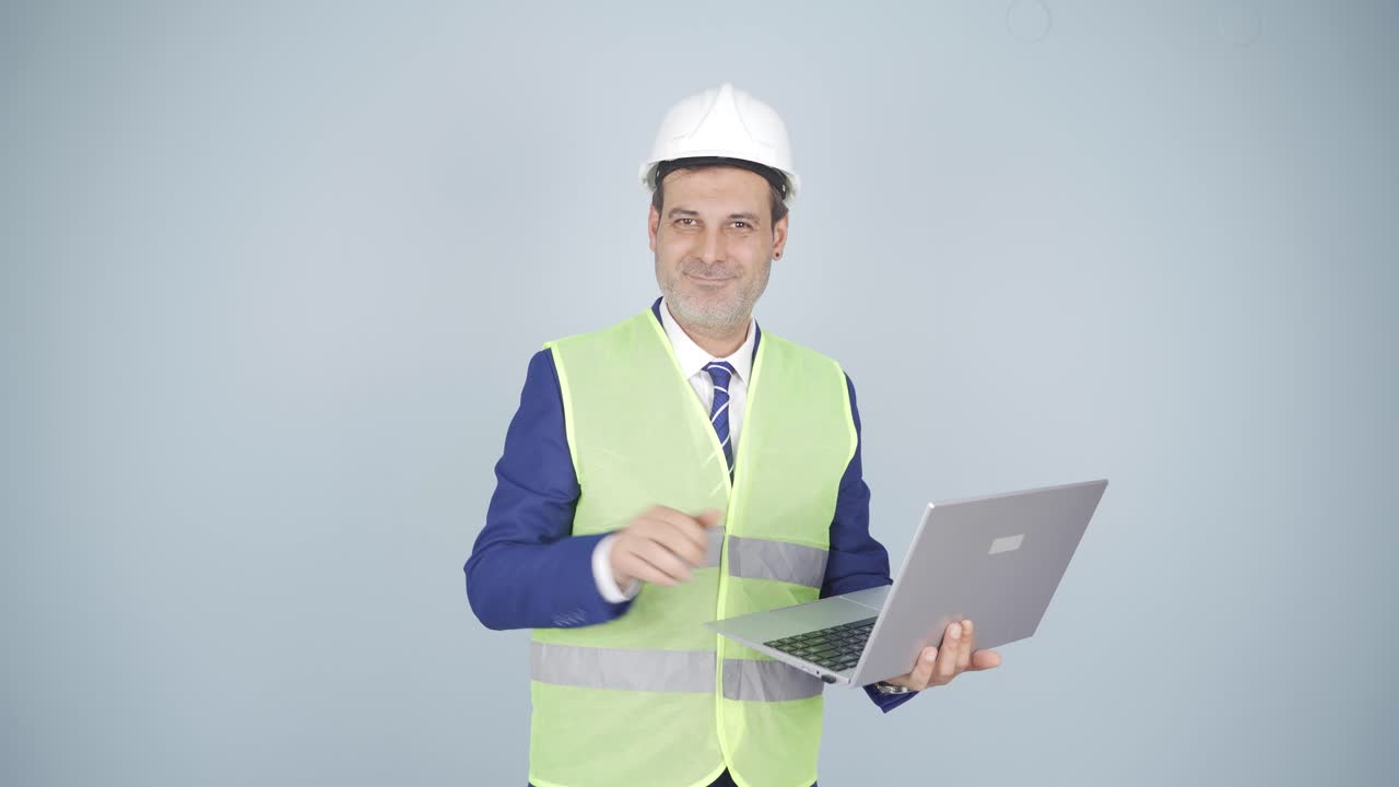 el ingeniero saludando a la cámara.