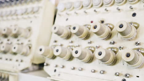 fotografía de muñecas de maquinaria de costura industrial en una fábrica de telas