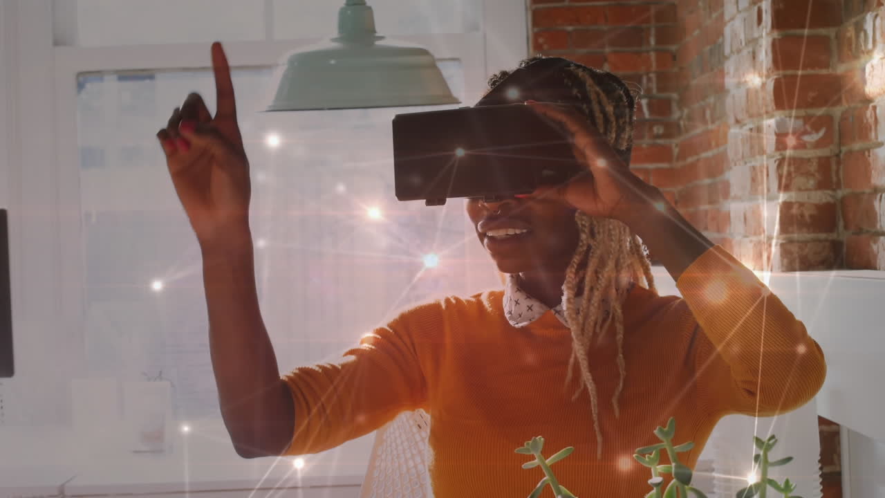 Donna afroamericana che indossa un visore per la realtà virtuale