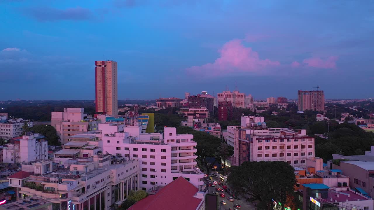 vuelo del cielo al atardecer sobre la ciudad de bangalore panorama aéreo 4k india